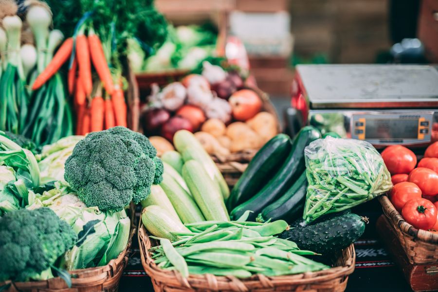 Verduras en un puesto de mercado