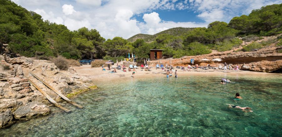 Foto de una playa en Ibiza con personas